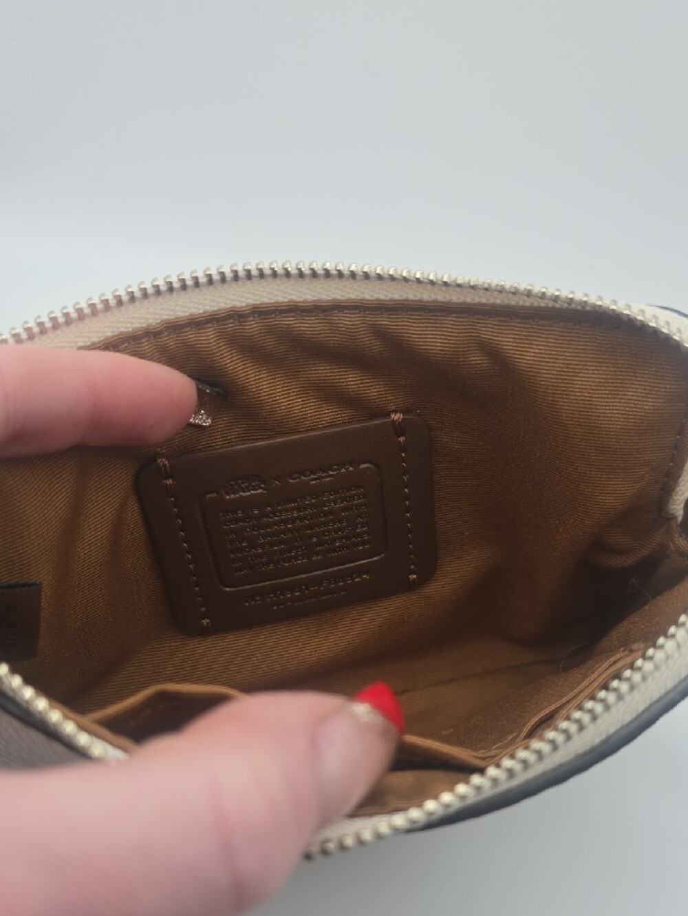 Coach Cream Limited Edition Star Wars C-3PO & R2-D2 Small Wristlet (NWOT)✨️🤍✨️ - Picture 8 of 11